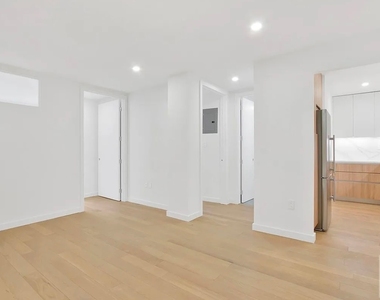 East 59th Street - Photo Thumbnail 4