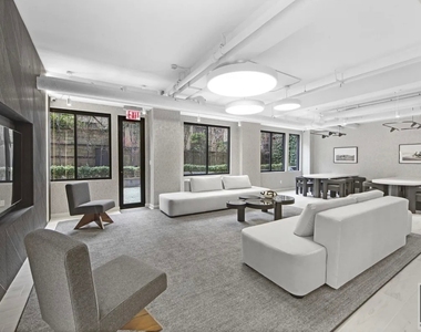 East 51 Street - Photo Thumbnail 7