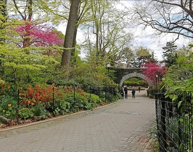 East 85th Street - Photo Thumbnail 4