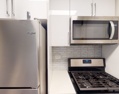 10 Hanover Square - Photo Thumbnail 1