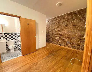 East 7th Street - Photo Thumbnail 3