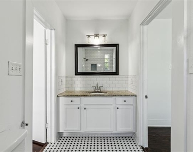 820 W 10th Street - Photo Thumbnail 8