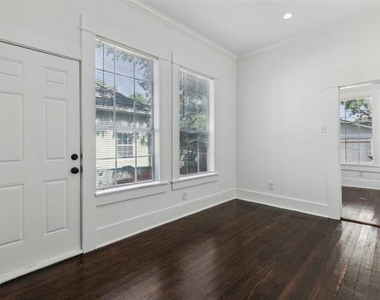 820 W 10th Street - Photo Thumbnail 4