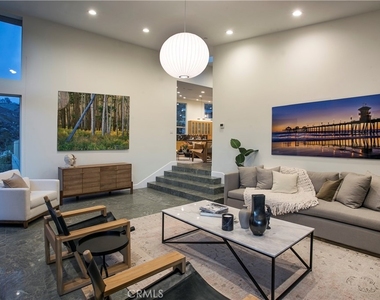 533 Temple Hills Drive - Photo Thumbnail 4