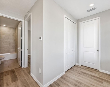 544 N Bumby Avenue - Photo Thumbnail 2