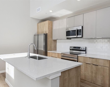 544 N Bumby Avenue - Photo Thumbnail 3