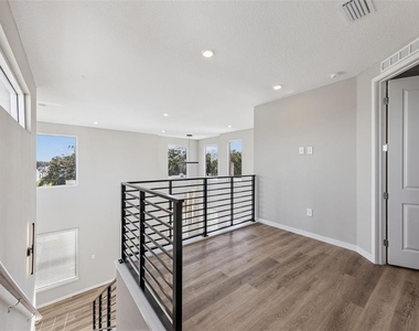 544 N Bumby Avenue - Photo Thumbnail 7