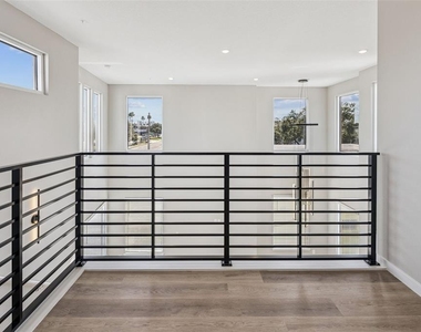 544 N Bumby Avenue - Photo Thumbnail 8