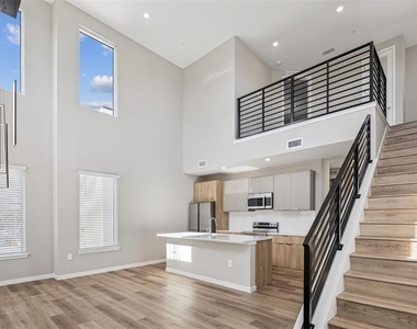 544 N Bumby Avenue - Photo Thumbnail 5