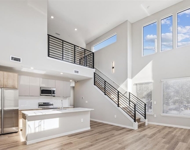 544 N Bumby Avenue - Photo Thumbnail 4