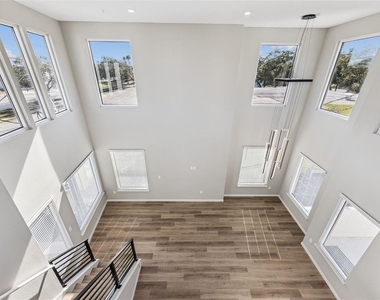 544 N Bumby Avenue - Photo Thumbnail 6