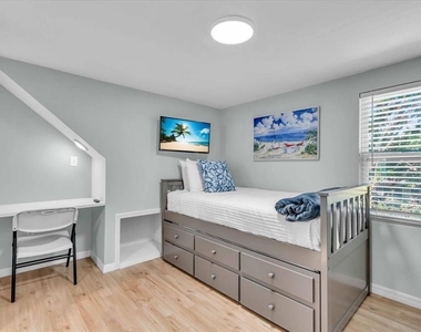 3843 Chapel Drive - Photo Thumbnail 6