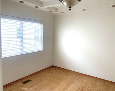 425 S Catalina Avenue - Photo Thumbnail 13