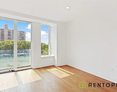 61 Montrose Avenue - Photo Thumbnail 4