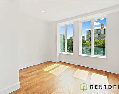 61 Montrose Avenue - Photo Thumbnail 5