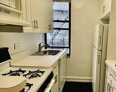 East 46th Street third avenue - Photo Thumbnail 4