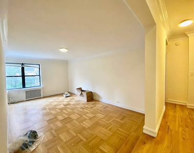 East 46th Street third avenue - Photo Thumbnail 2