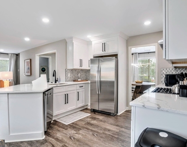 8008 Clearview Circle - Photo Thumbnail 9