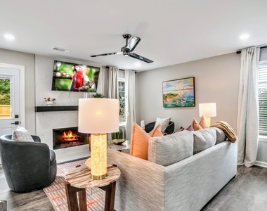 8008 Clearview Circle - Photo Thumbnail 3