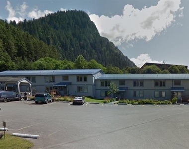 1050 Salmon Creek Ln - Photo Thumbnail 6
