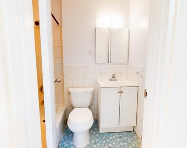 East 85th Street - Photo Thumbnail 3