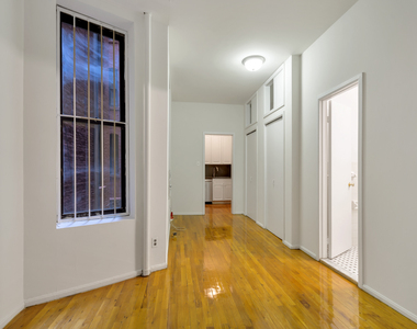 West 45th Street - Photo Thumbnail 3