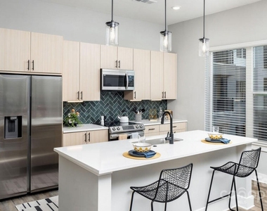 1015 N Alexander Street - Photo Thumbnail 9