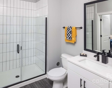 1015 N Alexander Street - Photo Thumbnail 12