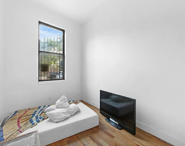 485 Evergreen Ave - Photo Thumbnail 5