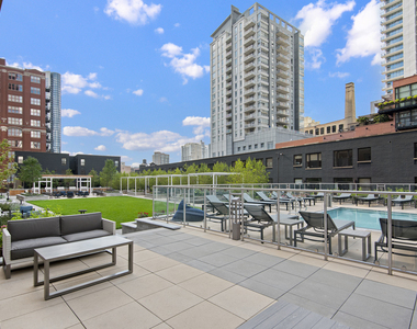 320 W Illinois Street - Photo Thumbnail 17