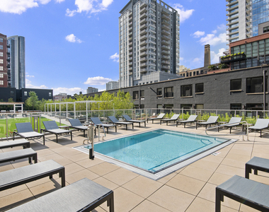 320 W Illinois Street - Photo Thumbnail 18