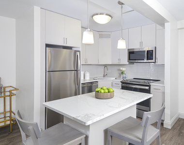 320 W Illinois Street - Photo Thumbnail 2