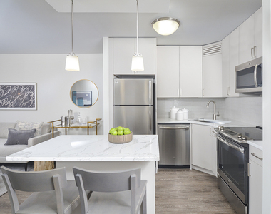 320 W Illinois Street - Photo Thumbnail 3