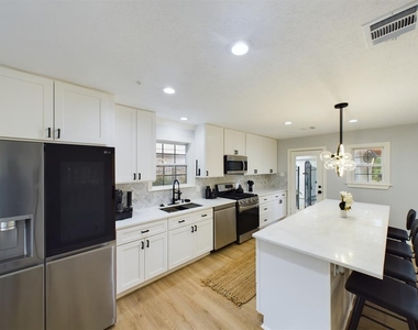 7702 Antoine Drive - Photo Thumbnail 13