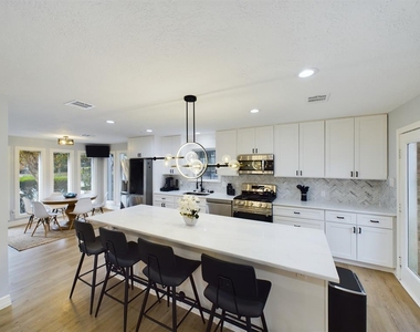 7702 Antoine Drive - Photo Thumbnail 12