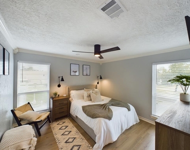 7702 Antoine Drive - Photo Thumbnail 32