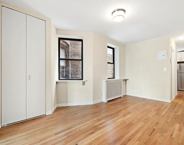 West 49th Street - Photo Thumbnail 1