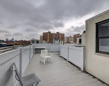 Stanton Street - Photo Thumbnail 1