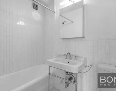 West 71st Street - Photo Thumbnail 3