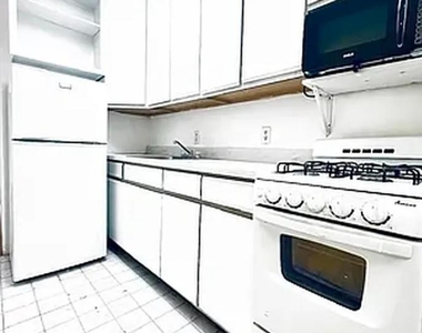 403 East 69th Street - Photo Thumbnail 4
