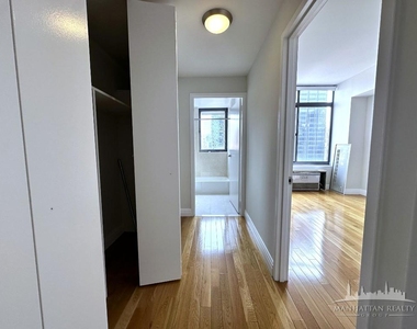 W 48th St - Photo Thumbnail 10