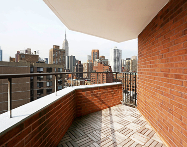 Second Avenue - Photo Thumbnail 1