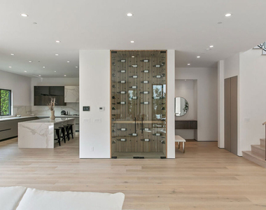 211 Veteran Avenue - Photo Thumbnail 15