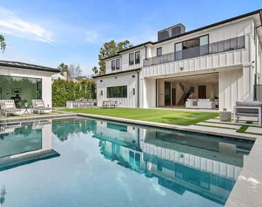 211 Veteran Avenue - Photo Thumbnail 3