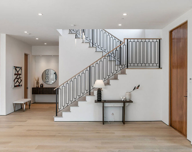 211 Veteran Avenue - Photo Thumbnail 12