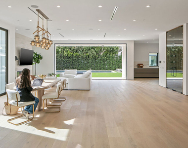 211 Veteran Avenue - Photo Thumbnail 5