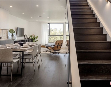 724 N Croft Avenue - Photo Thumbnail 2