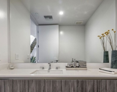 724 N Croft Avenue - Photo Thumbnail 8
