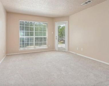 601 E Ash Ln - Photo Thumbnail 3