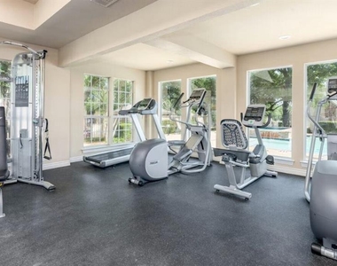 601 E Ash Ln - Photo Thumbnail 6